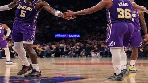 李铁今日神采奕奕，谈吐自如，发型未变